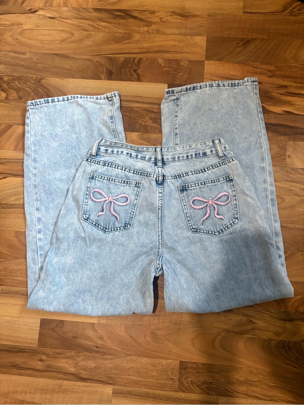 Light Wash Womenโs Jeans with Pink Bow Embroidery